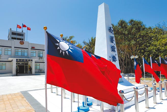 中国在南沙群岛3个岛礁完成军事化，国防部长邱国正22日表示，各国都密切注意中。图为我国在南沙群岛太平岛上的「南疆锁钥」国碑。（本报资料照片）