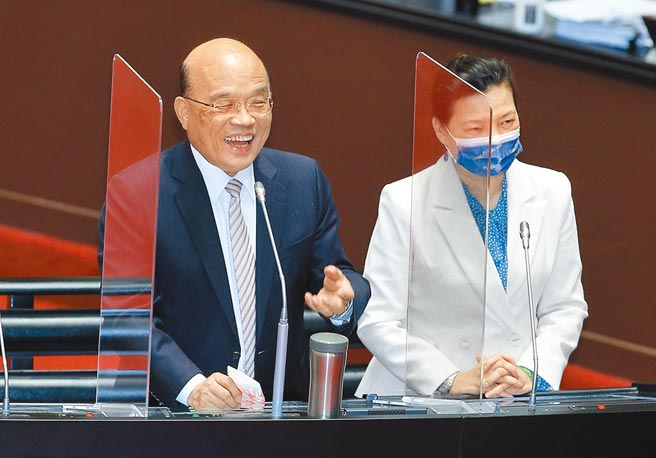 立委郑正钤质疑行政院长苏贞昌（左）以咆哮、反质询等方式对付不喜欢的立委，苏答询时脱下口罩刻意露出笑容表示「你看，我现在就笑笑地对你」（姚志平摄）