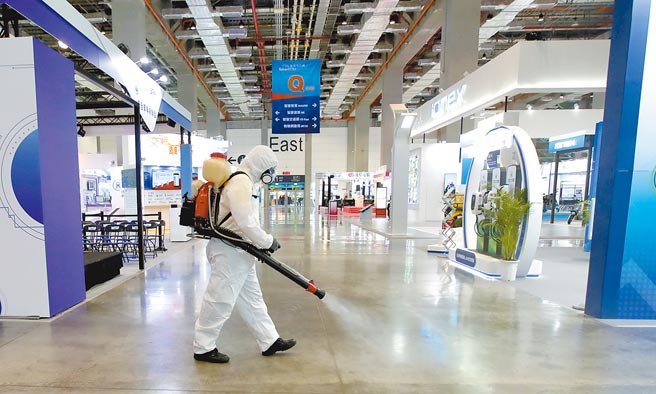 2022智慧城市论坛22日于南港展览馆开幕，却在近午时分传出有新冠肺炎确诊者足迹曾到南港展览馆，主办单位立即清场，由消毒人员清消。（郑任南摄）
