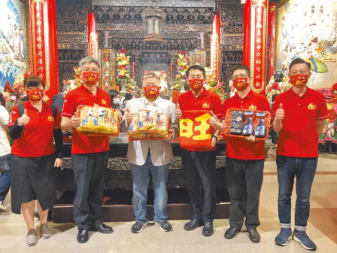 旺旺集团旺旗环台将传递1111公里，大甲镇澜宫董事长顏清标（左三）与旺旺集团宜兰食品及水神事业部代表昨日在镇澜宫为旺旺集团旗下产品过炉祈福。（陈世宗摄）