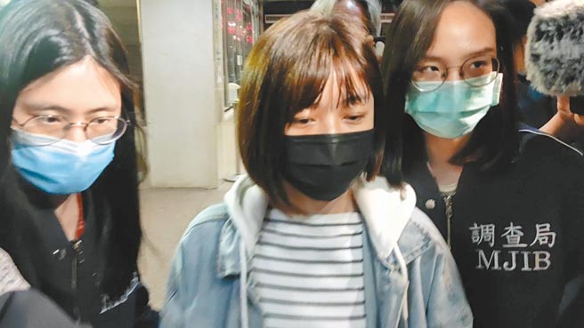 北市议员林颖孟（中）22日被移送北检。（陈志贤摄）