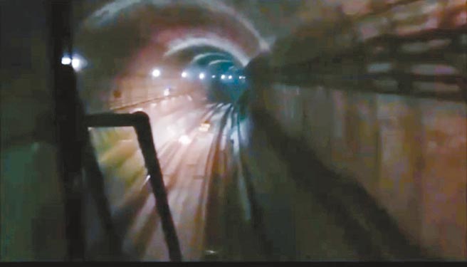 台北捷运手扶梯失速意外震惊各界，但同日发生的轨道起火案官方却未说明，市议员简舒培等人昨曝光轨道起火影片，批评行控中心不按工作守则，还要求司机尽速通过，视乘客安全于无物。（简舒培提供／黄婉婷台北传真）