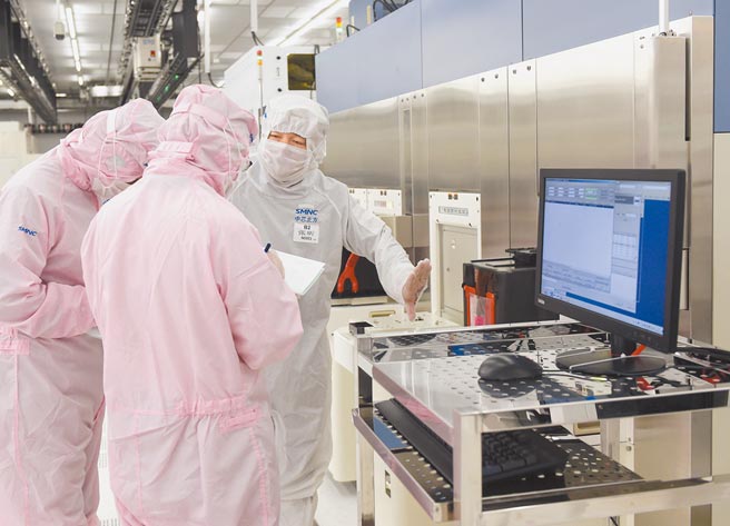 美國商務部長雷蒙多（Gina Raimondo）21日釋出訊號，表態支持提高對中國技術領域的投資限制，並直接點名美國下個制裁目標可能是中國晶圓代工巨頭中芯國際。圖為資料照片。（新華社）