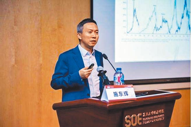 施东辉现任復旦大学泛海国际金融学院金融学教授，他拥有20多年证券市场从业经歷，主要研究领域为市场微观结构、公司治理、行为金融及金融市场发展政策。（摘自搜狐网）