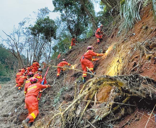 大陸東方航空一架編號B-1791載有132名乘客的737客機，21日在廣西山區墜毀。圖為搜救人員在東航客機墜機現場持續搜索黑盒子。（新華社）