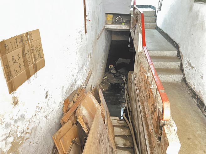板桥和平路某公寓1楼楼梯间下方的防空避难空间，因长年积水导致蚊虫滋生及散发恶臭，住户苦不堪言。（王扬杰摄）