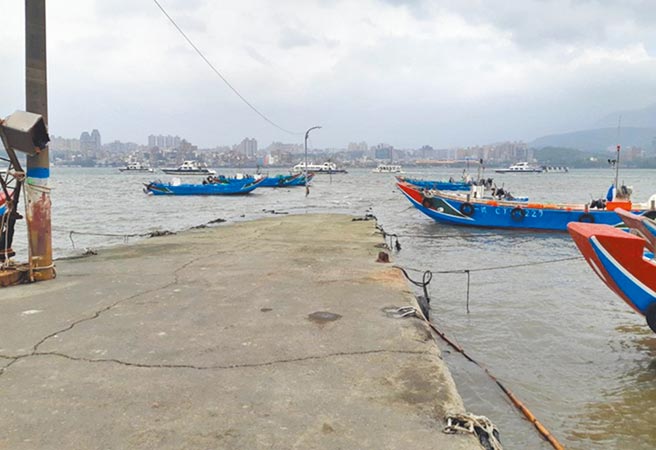 八里渡船头近年淤积严重，退潮时，渔民的舢舨船还因此卡在岸上，无法出海，生计严重受损，渔业处将新设浮动码头，预计今年底完工。（戴上容摄）