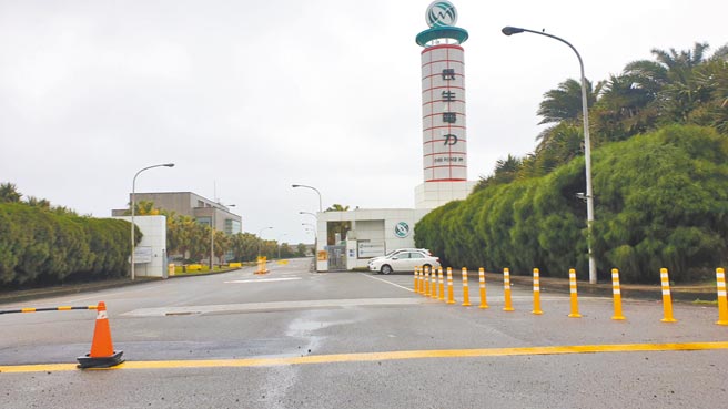 长生电力桃园海湖电厂，因近期要将机组汰旧换新，再度引起民眾争议。（陈梦茹摄）