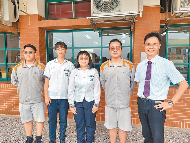 彰化縣立成功高中有49人繁星上榜，來自經濟弱勢家庭的林明宏（左二）、劉煒聖（左一）錄取國立大學，一個未來想當檢察官或法官，一個則想從事教職，盼能翻轉家境，也能助弱扶貧，啟發更多弱勢學子的人生。（謝瓊雲攝）