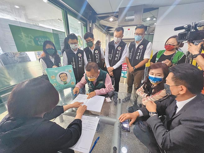 民進黨泛新潮流系台南市議員參選人集體登記，立委林俊憲（右一）、林宜瑾（右二）特別陪同前往市黨部。（洪榮志攝）