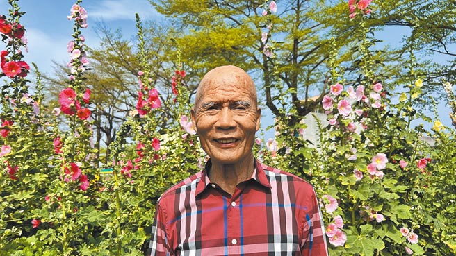 台南学甲蜀葵花节每年吸引逾10万人次游客，在地企业家陈连益回馈乡里，不仅提供8分地农地协助营造花海，也出钱出力兴建公厕等设施，让游客享有舒适休憩环境。（张毓翎摄）