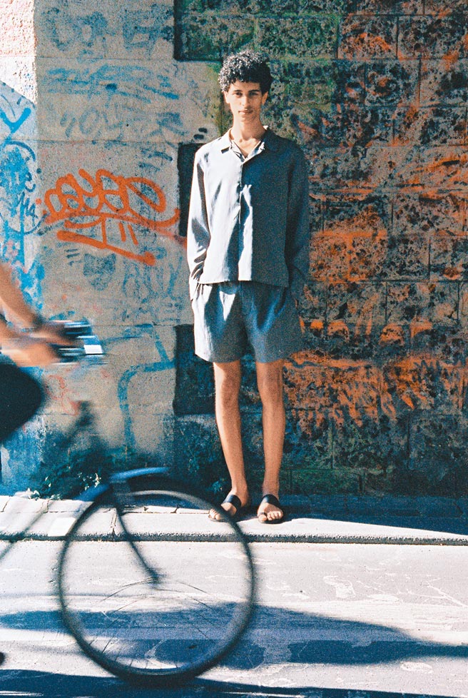 Peter Wu 2022春夏系列在服裝面料上選擇以科技馬德拉斯棉布、亞麻棉混紡以及循環利用的蠶絲嫘縈面料等作為主軸。（Peter Wu提供）