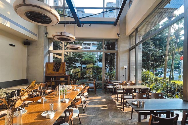 初泰进驻信义区，店内装潢充满设计感。（初泰提供）