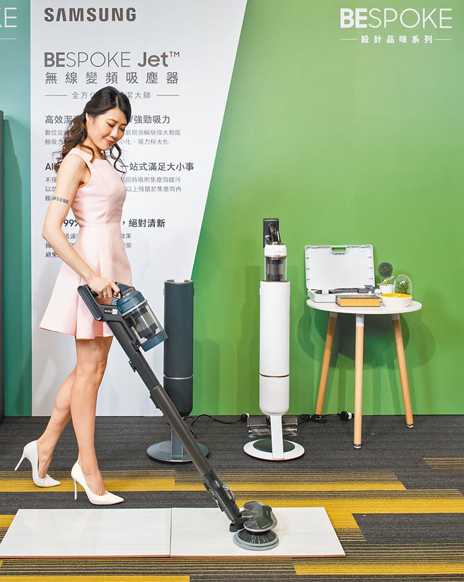 三星全新BESPOKE Jet设计品味系列无线变频吸尘器，共夜幕蓝及皎月白两款，定价3万4900元；25日到6月30日前买即赠多工万用四件套组。（三星提供）