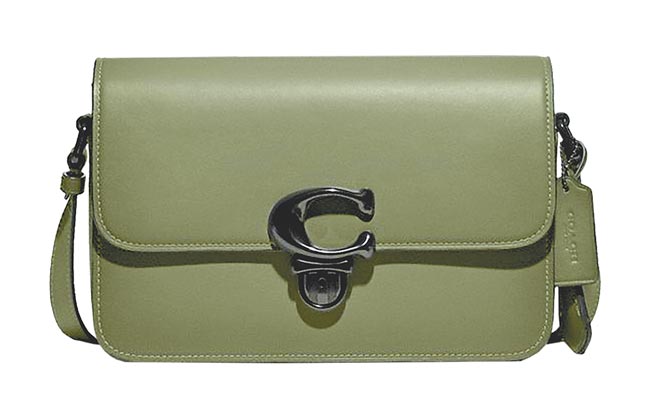 板桥大远百COACH STUDIO肩背手袋，推荐价1万6800元。（远百提供）