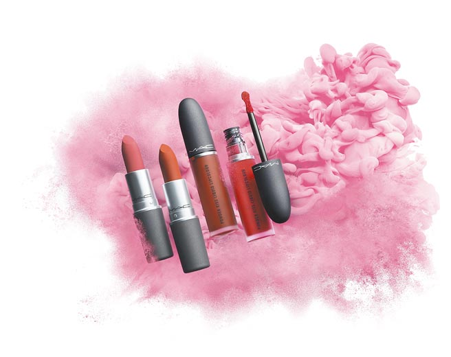 新光三越MAC丝柔粉雾唇膏随机色，扣skm points 3000点免费兑换。（新光三越提供）