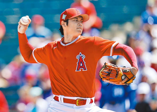 大谷翔平今年春训热身赛首次登板先发2.1局，投出5次三振。（美联社）