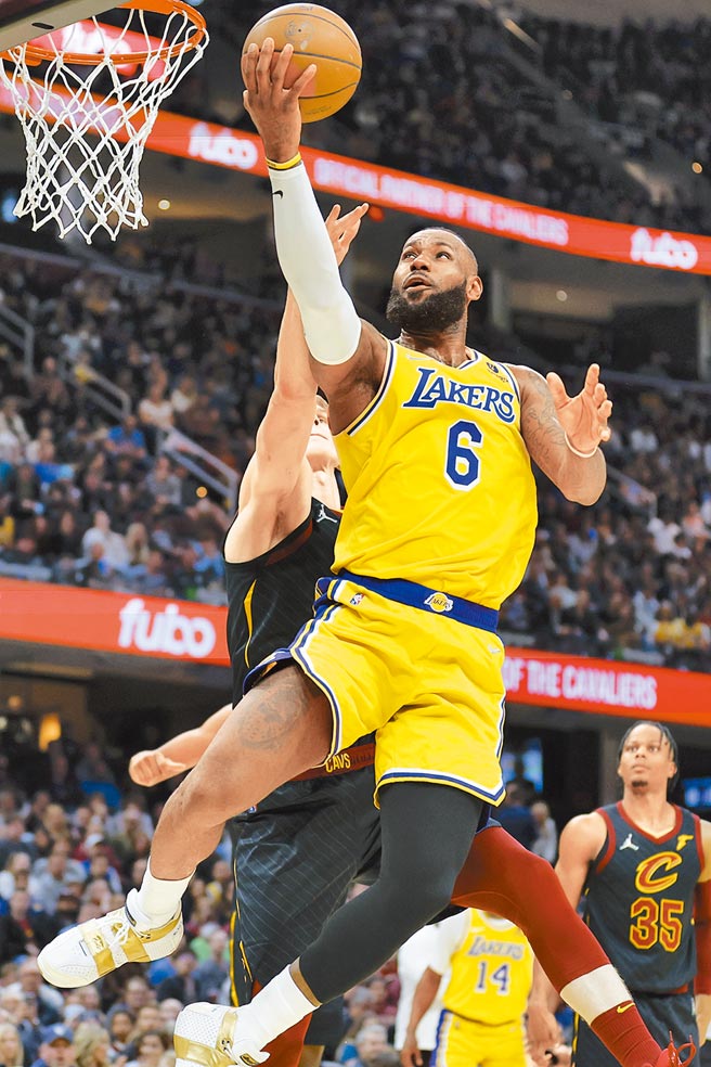 湖人「小皇帝」詹姆斯回到發跡地克里夫蘭，對老東家騎士上演大三元。（美聯社）