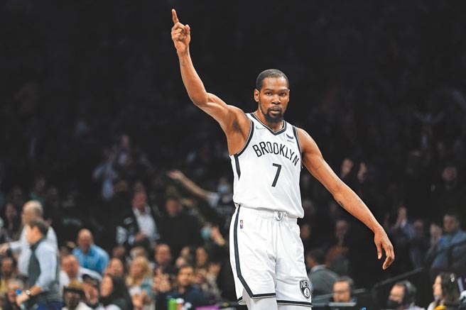 篮网昨在主场迎战爵士，杜兰特拿下37分、9篮板、8助攻的准大三元成绩，生涯总得分也超越了NBA「LOGO」招牌人物杰瑞韦斯特。（美联社）