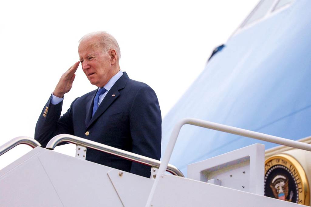 美国总统拜登已经抵达欧洲，准备参加北约、欧盟等峰会。图为23日他从马里兰空军基地登机准备飞往欧洲的画面。（图／路透社）(photo:ChinaTimes)