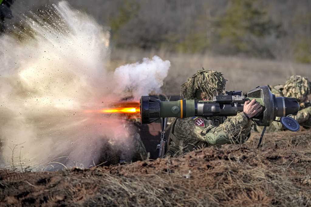 乌克兰部队在东部顿内次克（Donetsk）的军演中发射下一代轻型反战车武器（NLAW）的资料照。（美联社）(photo:ChinaTimes)