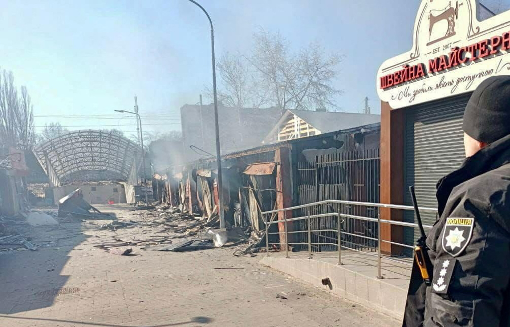 俄军20日勐轰乌克兰首都基辅东北方要地切尔尼戈夫（Chernihiv），市场建筑受损。（路透）(photo:ChinaTimes)