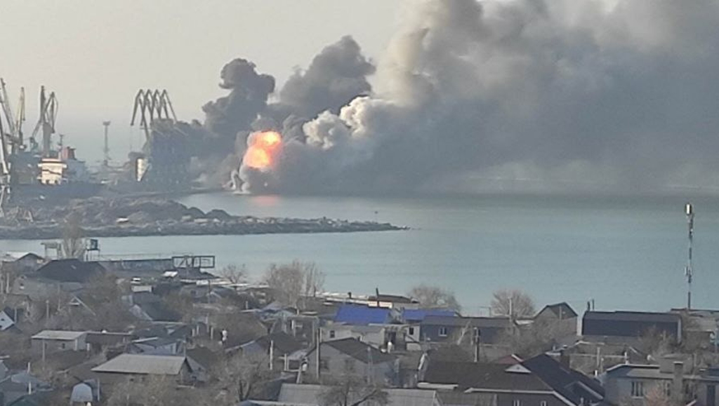 乌克兰海军周四在脸书贴文说，在被占领的东南部伯德扬斯克（Berdyansk）港摧毁了1艘俄罗斯大型军舰。（乌克兰海军）(photo:ChinaTimes)