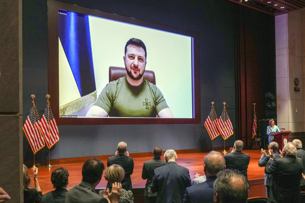 泽伦斯基唿吁北约提供「无限制军援」。图为他先前于美国会发表视讯演说的画面。（示意图／美联社）(photo:ChinaTimes)