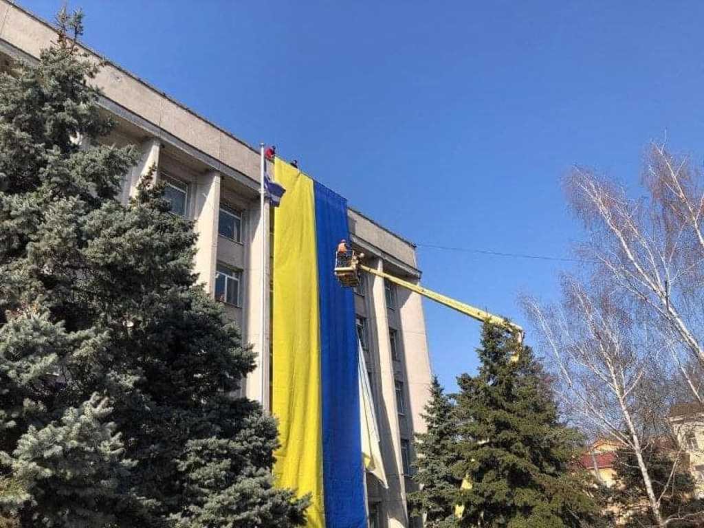 已被俄罗斯军队佔领的刻松市议会大楼，挂起巨幅乌克兰国旗。图/Facebook / Ihor Kolykhayev(photo:ChinaTimes)