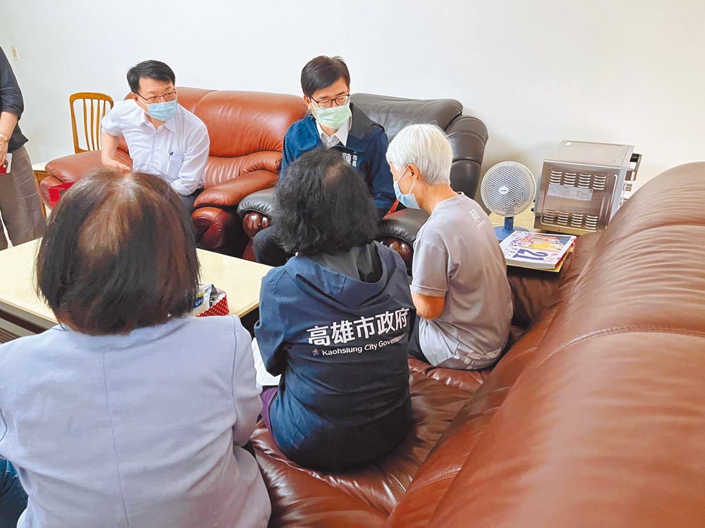 高雄市長陳其邁昨日探訪在303大停電事故中，因製氧機無法運作供給氧氣而過世的家屬。（高雄市政府新聞局提供／林雅惠傳真）