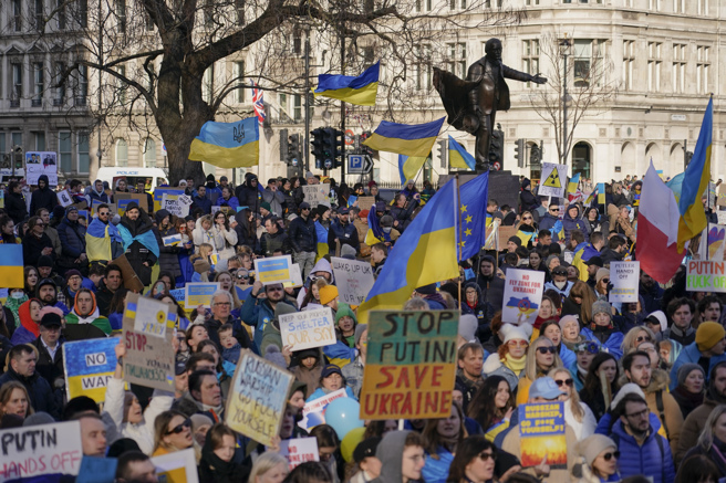 西方國家掀起抗議俄羅斯入侵烏克蘭風潮，即便俄烏談判停火，西方國家對俄羅斯的制裁恐怕也不會那麼快撤除。圖為倫敦抗議俄羅斯的群眾。（圖／美聯社）