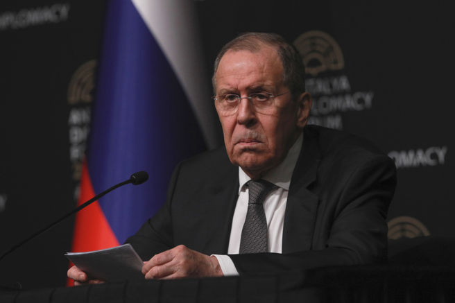 普丁的親信、俄羅斯外長拉夫羅夫表示， 對烏開戰之前完全沒有料到美歐國家會對俄羅斯中央銀行發動制裁。（圖／美聯社）