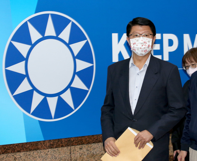 国民党中常会23日以鼓掌通过，由台南市议员谢龙介出马角逐台南市长宝座。谢龙介表示，六都30年来唯一就是台南市没有轮替，期待这次能写下民主轮替的歷史，让台南回復到民主圣地的美。(王英豪摄)