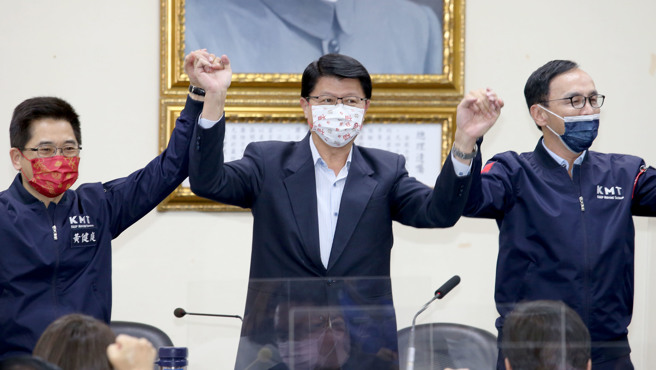 国民党中常会23日宣布，台南市长建议人选提名台南市议员谢龙介(中)，党主席朱立伦(右)、秘书长黄健庭(左)及中常委们一同高呼冻蒜。谢龙介表示，六都30年来唯一就是台南市没有轮替，期待这次能写下民主轮替的歷史，让台南回復到民主圣地的美。(资料照/王英豪摄)