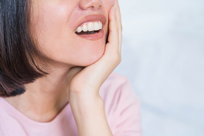  調查顯示，6成5年輕民眾兩年內曾牙痛。醫師提醒，要是口腔清潔沒做好，糖尿病、失智症以及心肌梗塞風險皆升高。(示意圖/Shutterstock)