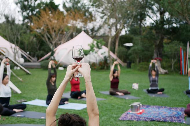 京站今年女王购物节推出「女王加码抽！拥抱大地疗の旅！」抽奖，31日起至5月8日期间，当日累计满5500元京站发票，即可抽15组顶级客制化旅游行程；图为大人的优雅时光，大人系的野奢豪华露营，苗栗二日游。（京站提供）