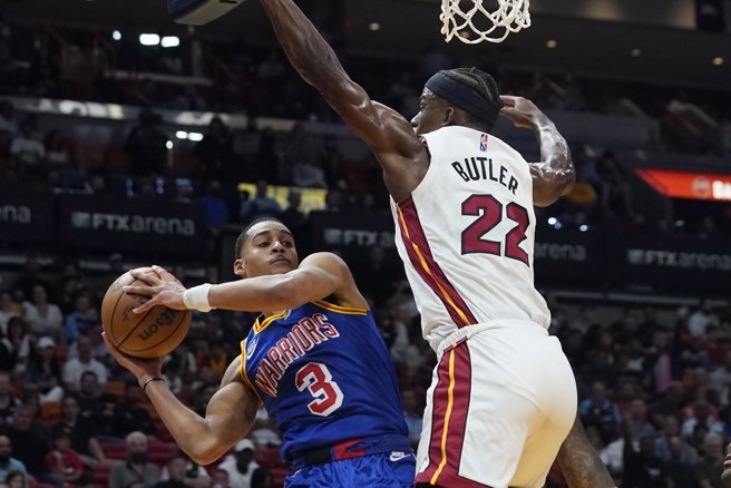 普爾(左)努力躲過吉米巴特勒的防守。