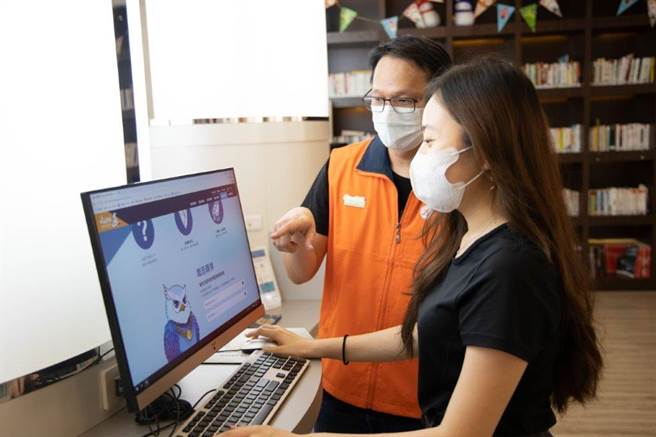 因应疫情影响，劳动力发展署中彰投分署青年职涯发展中心推动各项远距线上服务。（劳动力发展署中彰投分署提供／卢金足台中传真）