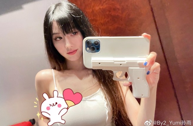 「By2」妹妹Yumi卷入蕾宏婚变风波，背负小三骂名，至今终于渐渐恢復工作。(翻摄自By2孙雨微博)