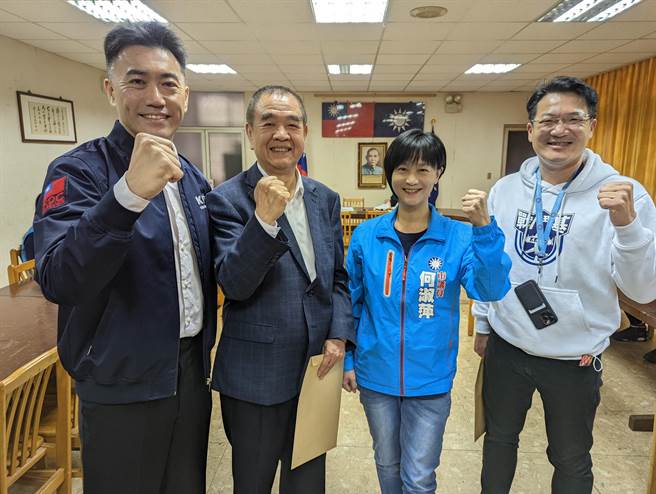 基隆市議會議長蔡旺璉（左二）與副議長林沛祥（左一），24日一早前往國民黨基隆市黨部完成黨內提名登記。（陳敬哲攝）