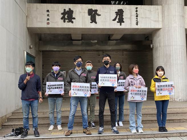 台湾青年民主协会今日邀请各党青年共同在立法院外召开记者会，呼吁朝野立委落实18岁公民权修宪承诺。（林志成摄）