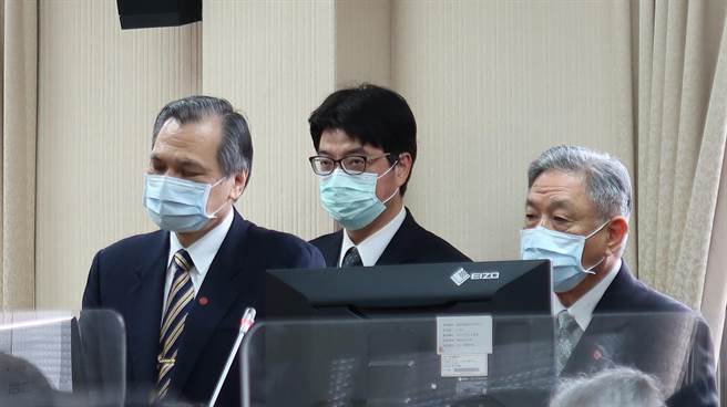 国家安全局局长陈明通（左）、陆委会副主委邱垂正（中）、外交部次长田中光（右）。（林至柔摄）