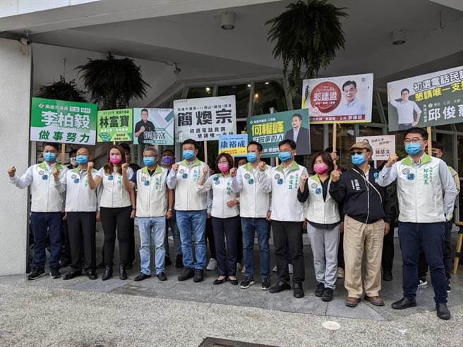 民進黨11位現任議員24日到高雄巿黨部共同登記初選。（曹明正攝）