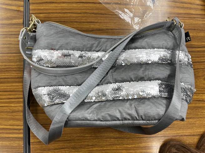 警方查扣作案用的包包、假髮及不法所得800多元。（翻摄照片／林郁平台北传真）