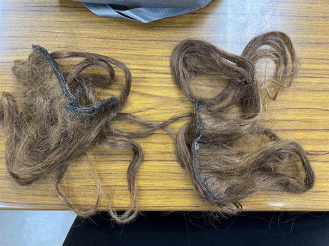 警方查扣作案用的包包、假髮及不法所得800多元。（翻摄照片／林郁平台北传真）