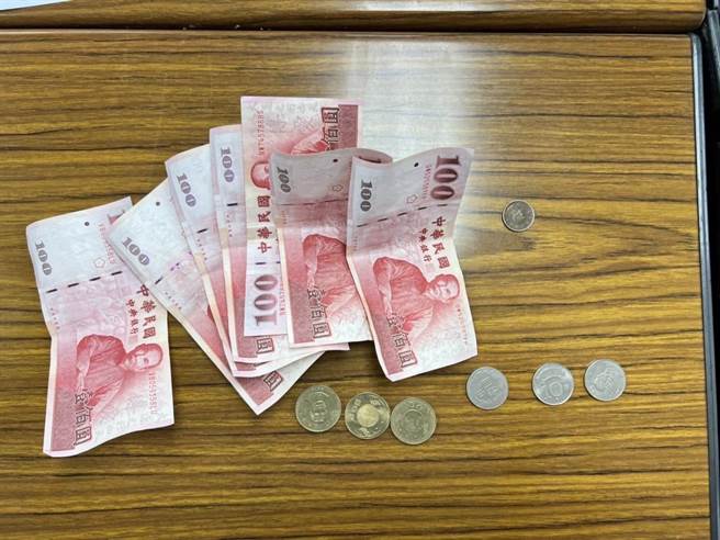 警方查扣作案用的包包、假髮及不法所得800多元。（翻摄照片／林郁平台北传真）