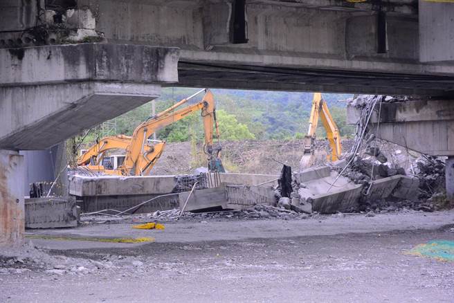 正在拓宽的「玉兴桥」，上周六才吊挂完成的预力梁因地震崩塌，工程人员漏夜将断裂的梁柱打除。（王志伟摄）