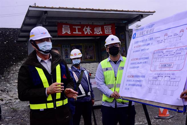 苏花改工程处长李宗仁简报，玉兴桥拓宽工程会延误5个月。至于该工程造成倾斜断裂，估计损失约5000万元，因属地震天灾，由保险公司协助保险赔偿。（王志伟摄）