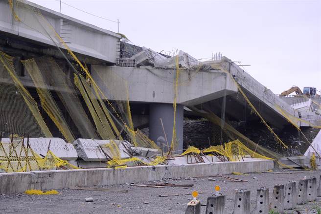 2支预力梁倾倒掉落，苏花改工程处漏液拆除倾倒梁柱。（王志伟摄）