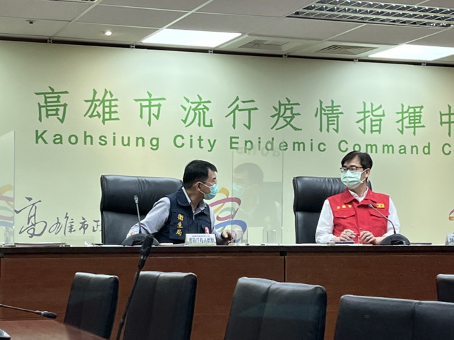 高雄今24日暴增13人染疫，前鎮區某高中一名在學高中生感染，目前整案感染源未明，該名同學同班同學共33人，加老師共42人，全數採檢為陰性。（圖／記者袁庭堯攝影）